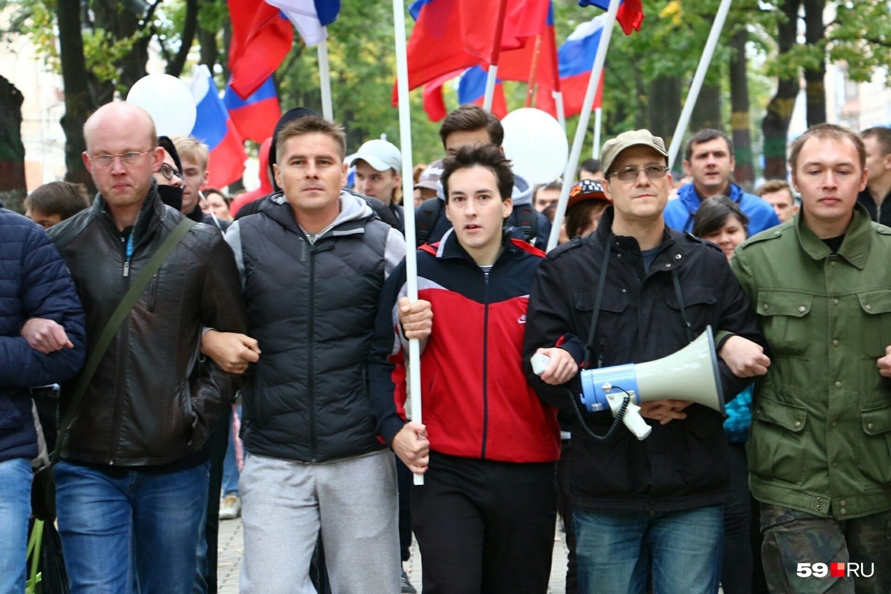 Даниил Шестаков (в центре, в красном) на акции Даниил Шестаков (в центре, в красном) на акции