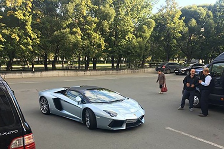 На встречу с губернатором Аристов приехал на своём Lamborghini. Мало кто из чиновников смог пройти мимо и не сфотографировать дорогой автомобиль на парковке областной администрации