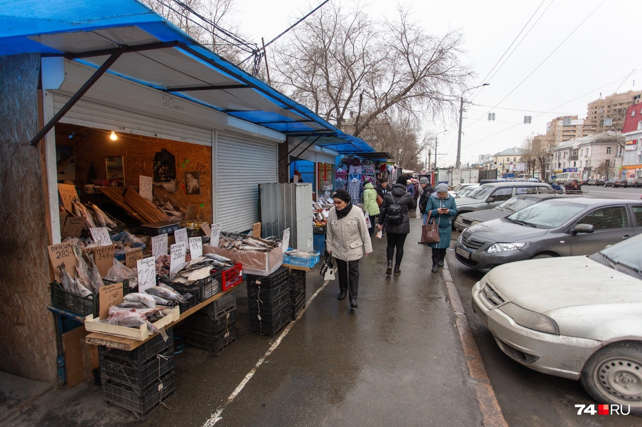 В центре города киоски попытались облагородить, но заступили на тротуар В центре города киоски попытались облагородить, но заступили на тротуар