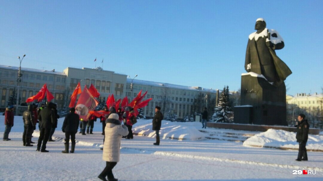 С Левого берега коммунисты дошли до площади Ленина С Левого берега коммунисты дошли до площади Ленина