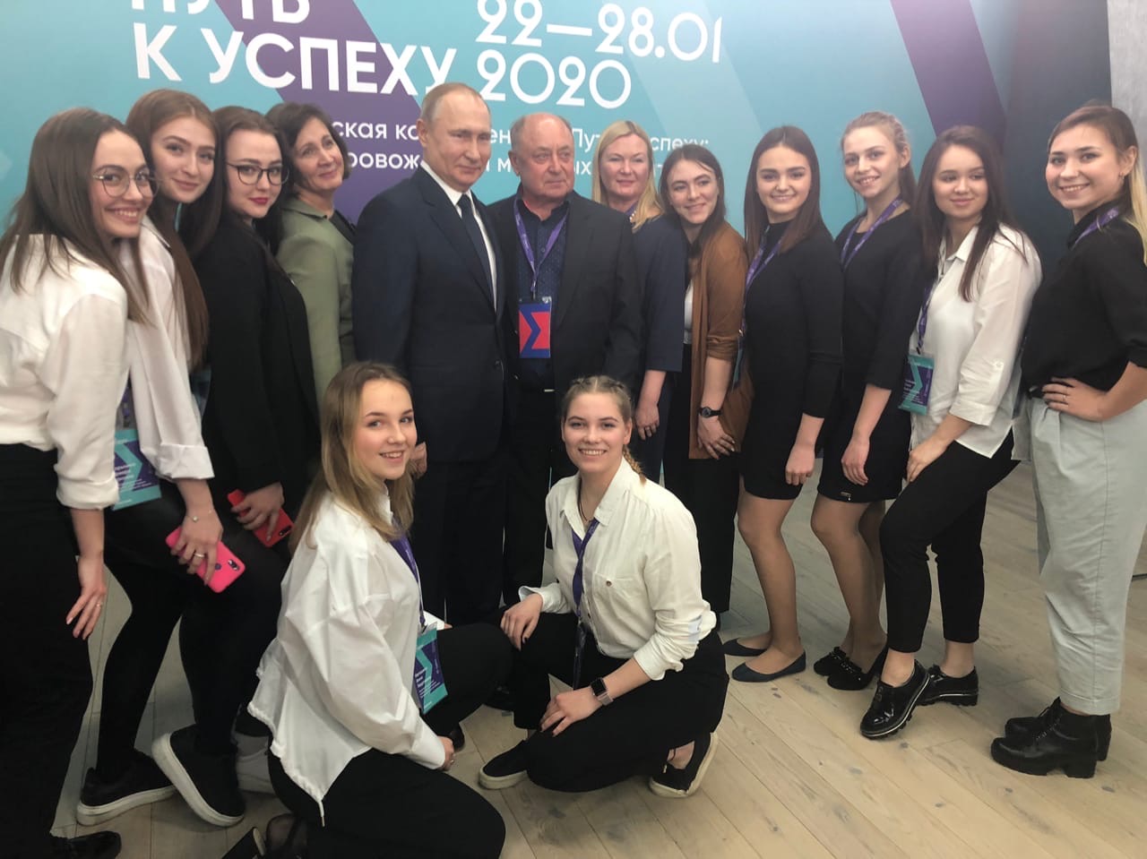 Вся команда «Юность» сделала с Владимиром Путиным фото на память, а некоторые девушки даже сумели сделать селфи Вся команда «Юность» сделала с Владимиром Путиным фото на память, а некоторые девушки даже сумели сделать селфи