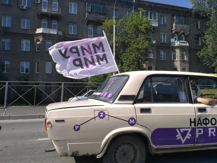 В автопробеге участвовало несколько десятков автмобилей В автопробеге участвовало несколько десятков автмобилей