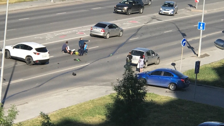 Утром на Широтной Mercedes сбил мотоциклиста, мужчину увезли в больницу