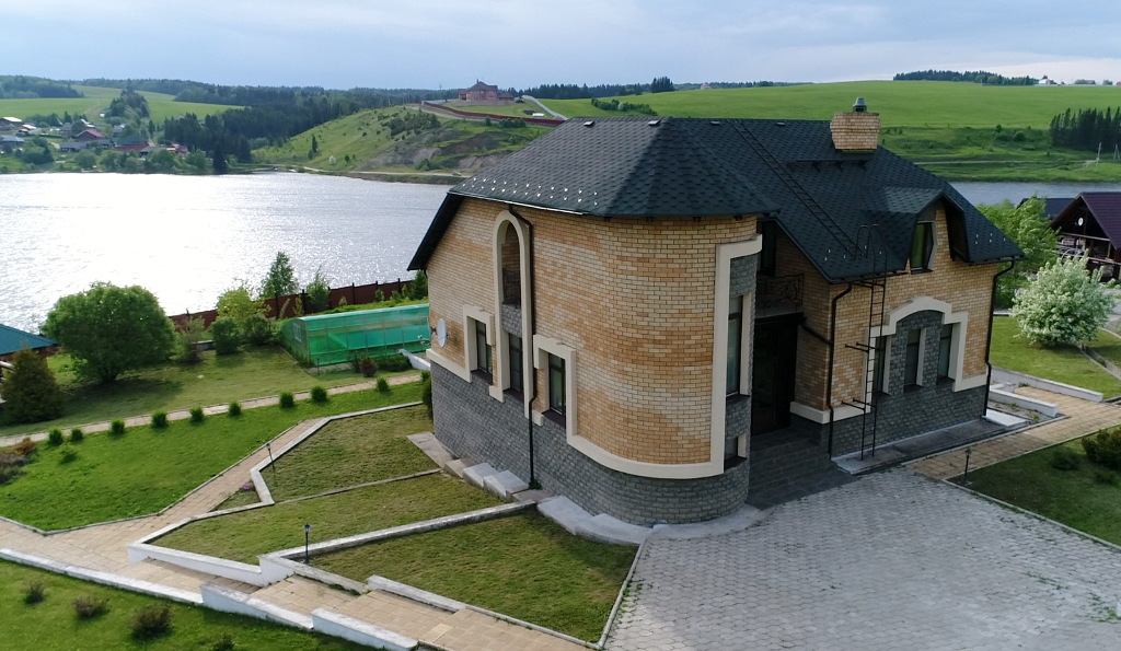 Покупка дома в высоком. Коттедж у реки. Дом на берегу реки. Каменный дом у воды. Коттедж за 5 миллионов рублей.