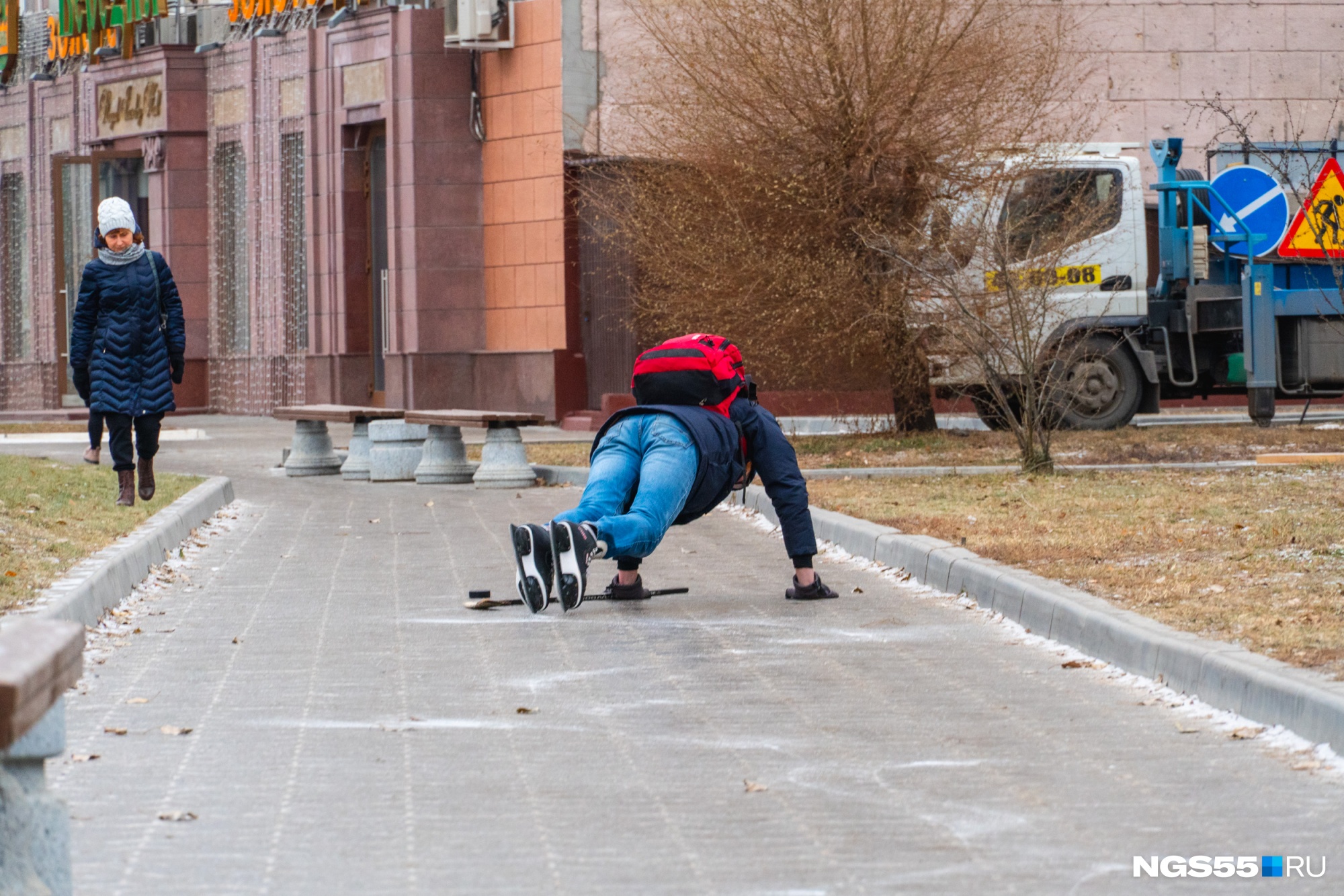 Скользкий тротуар. На коньках по улице. Скользко ли на улицах Москвы. На коньках по асфальту. Скользко ли сейчас в Москве.