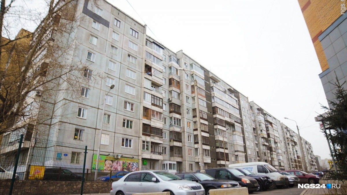 В Красноярске больше десятка домов длиной почти в полкилометра и более — чтобы обойти подобную «китайскую стену» в 12–16 подъездов, понадобится не
меньше 10 минут. Какой микрорайон держит пальму первенства по количеству длинных
домов?<b class="_"> </b>