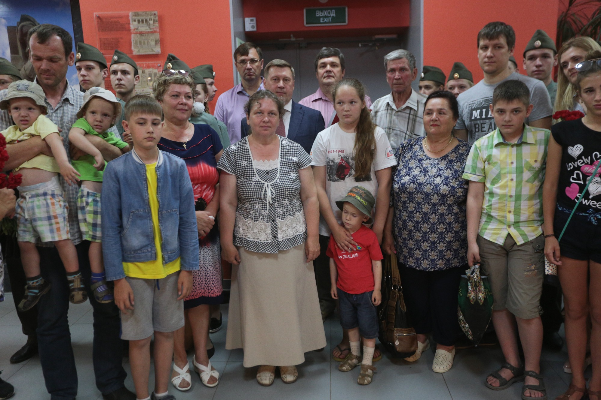 Семья погибшего фронтовика вместе с Анатолием Локтем Семья погибшего фронтовика вместе с Анатолием Локтем