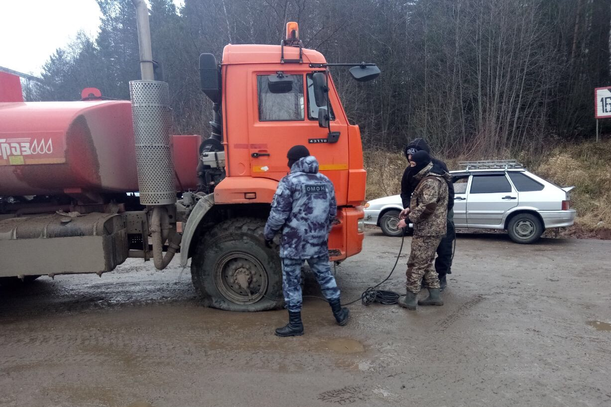 Бензовоз пришлось ремонтировать после переправы через Вычегду Бензовоз пришлось ремонтировать после переправы через Вычегду