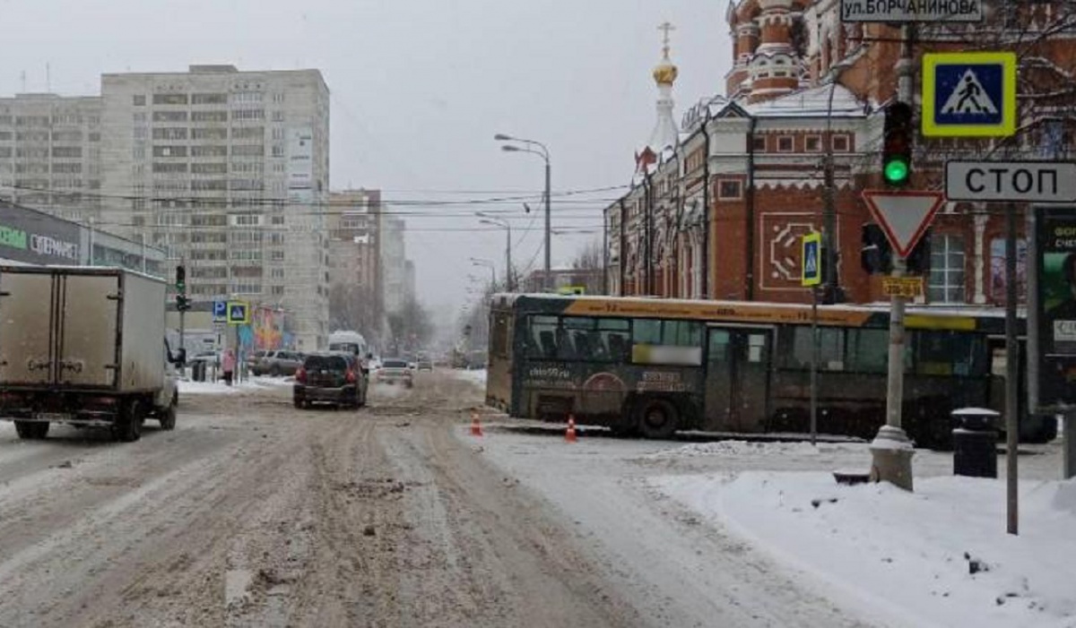 27 автобус пермь. Переход через дорогу в центре Перми Центральный рынок.