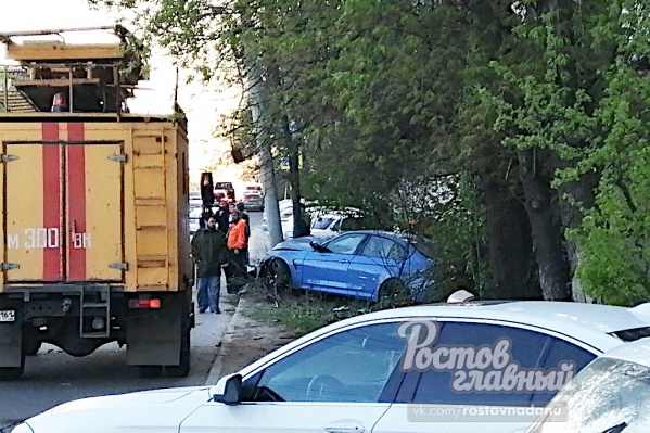 Водитель не справился с управлением и врезался в столб Водитель не справился с управлением и врезался в столб