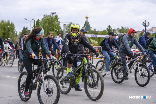 В велогонке приняли участие около трёх тысяч омичей В велогонке приняли участие около трёх тысяч омичей