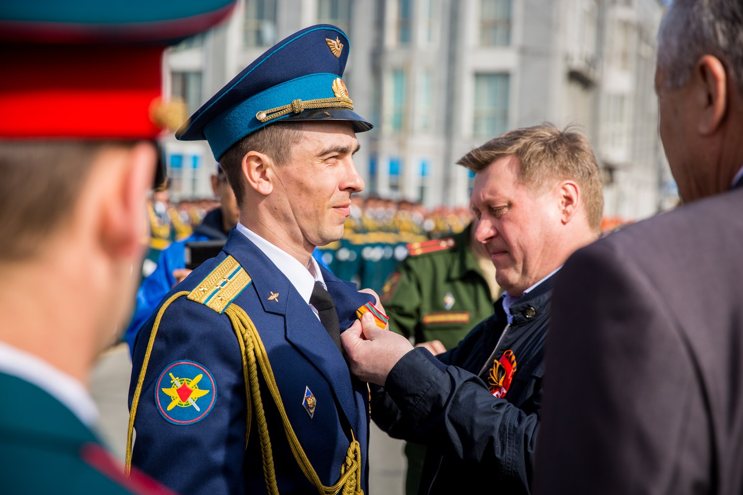 Мэр Анатолий Локоть награждает особо выдающихся военнослужащих Мэр Анатолий Локоть награждает особо выдающихся военнослужащих