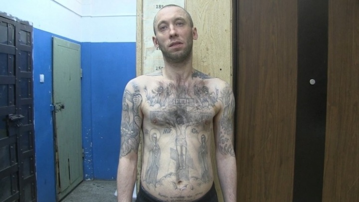 В Екатеринбурге задержали мужчину с татуировками, который нападал на людей с газовым баллончиком