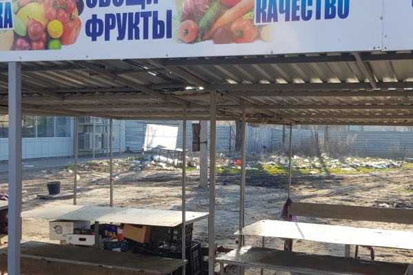Пакеты горожане скидывают на территории центрального рынка Пакеты горожане скидывают на территории центрального рынка
