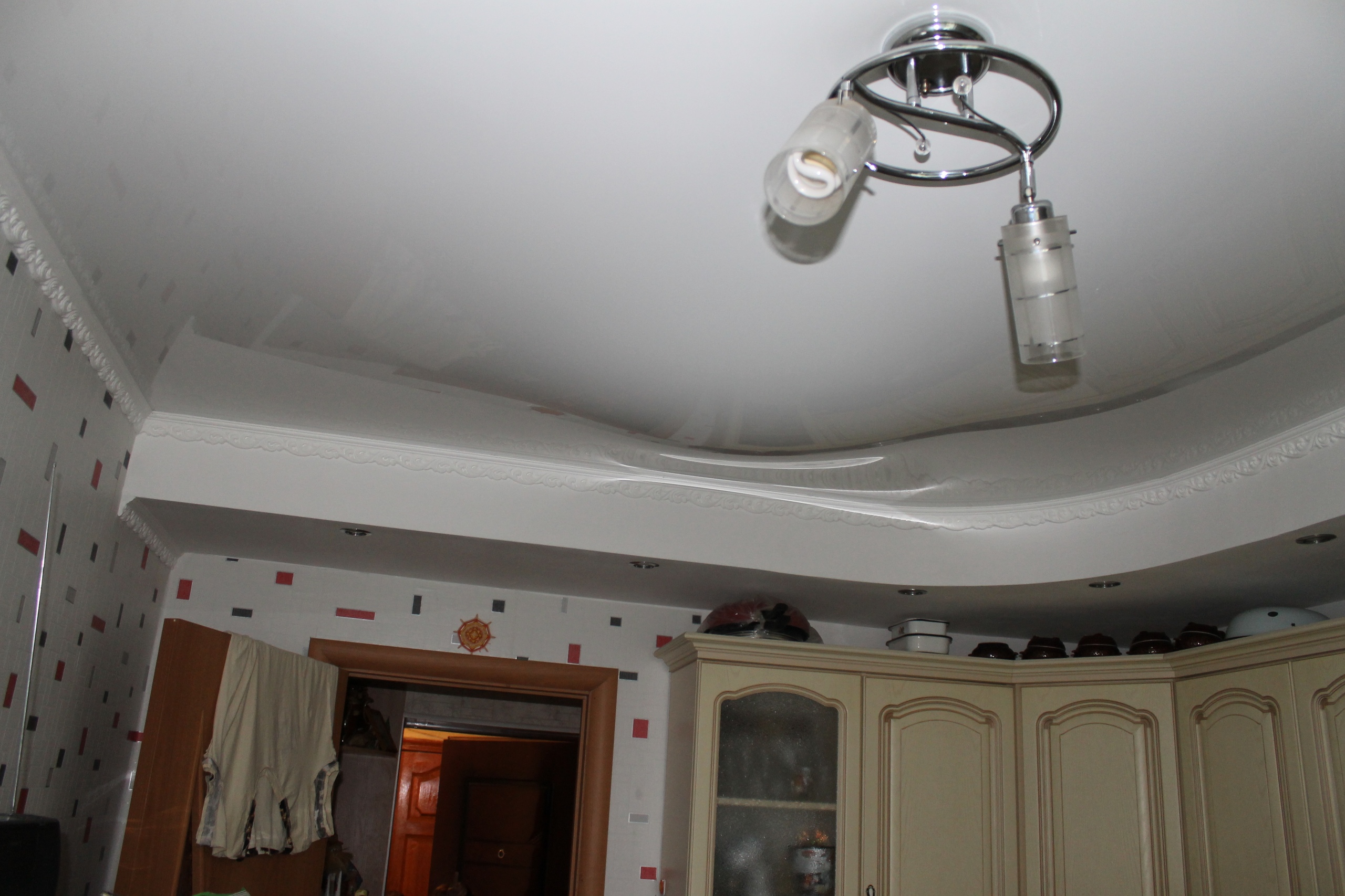 «Отвисли натяжные потолки»: жители двухэтажки в Зареке жалуются на ремонт крыши их дома