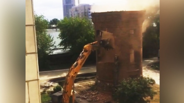 «Остались лишь руины»: на Сортировке снесли старую водонапорную башню