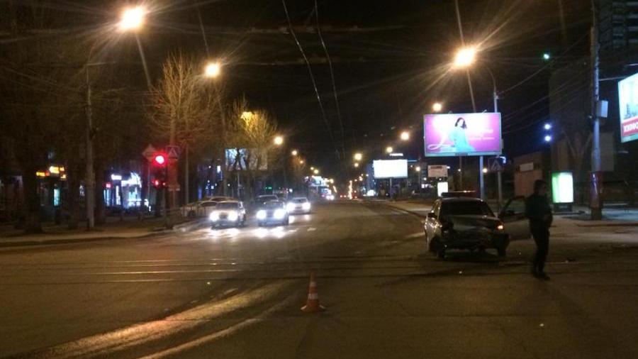 У патрульного автомобиля смята передняя часть У патрульного автомобиля смята передняя часть