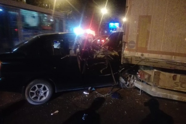 Toyota Platz заехала под прицеп припаркованной фуры, а потом столкнулась с другой легковой машиной Toyota Platz заехала под прицеп припаркованной фуры, а потом столкнулась с другой легковой машиной