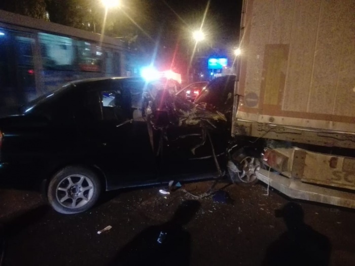 Toyota Platz заехала под прицеп припаркованной фуры, а потом столкнулась с другой легковой машиной Toyota Platz заехала под прицеп припаркованной фуры, а потом столкнулась с другой легковой машиной