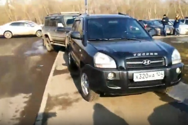 Дерзкая парковка на тротуаре Дерзкая парковка на тротуаре 