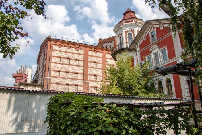 В Самаре Антонов-Овсеенко жил в особняке бывшего владельца пивзавода Альфреда фон Вакано. Здание до сих пор стоит на территории предприятия