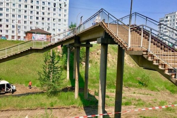 Мост проходит над ж/д путями, где когда-то ходила электричка на завод Мост проходит над ж/д путями, где когда-то ходила электричка на завод 