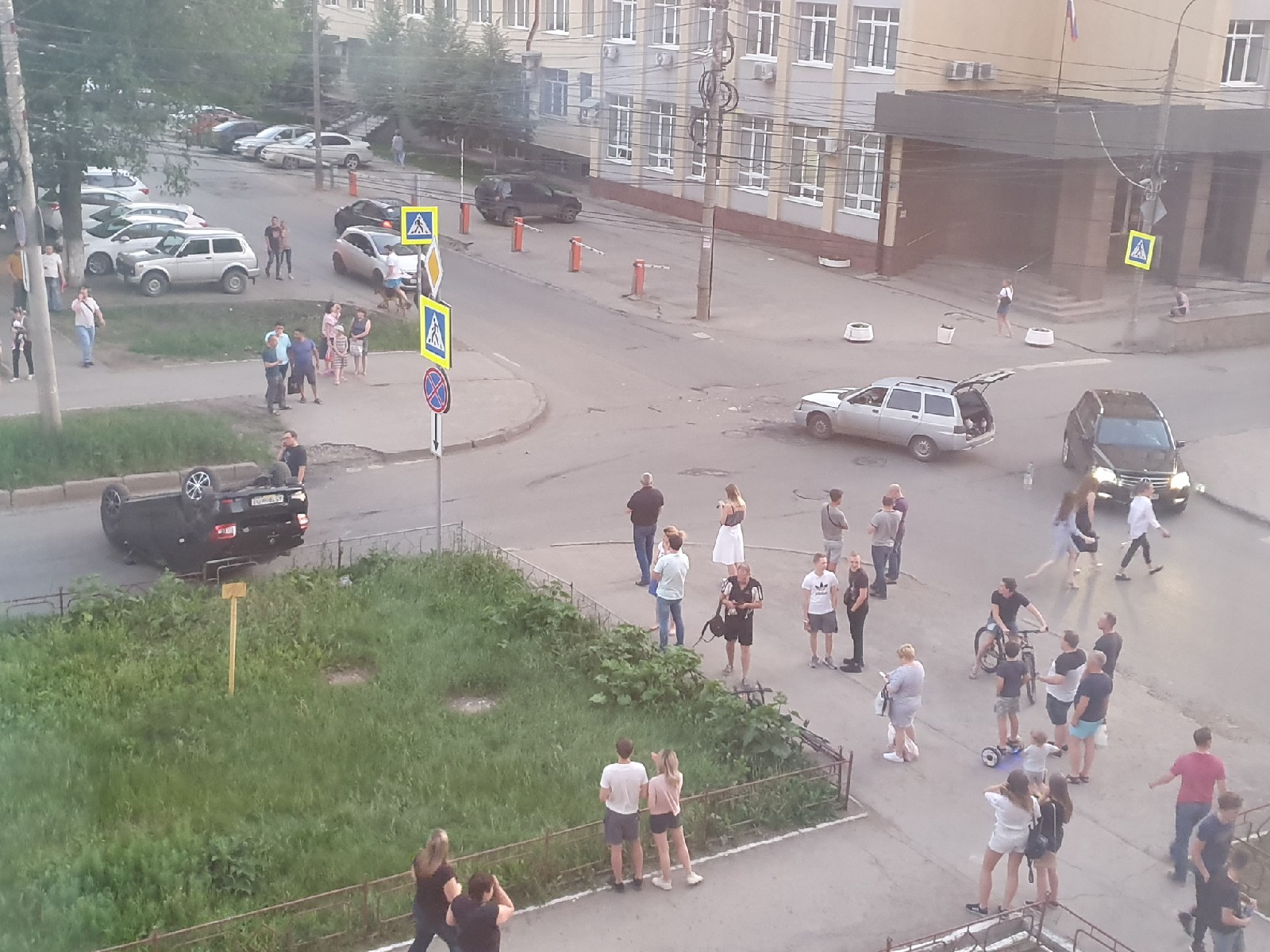 На Ерошевского — Скляренко автомобиль «Рено» перевернулся на крышу после ДТП с ВАЗ-2111