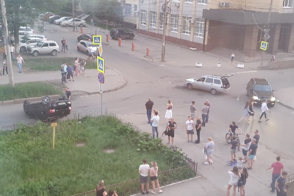 На место аварии сбежались местные жители На место аварии сбежались местные жители