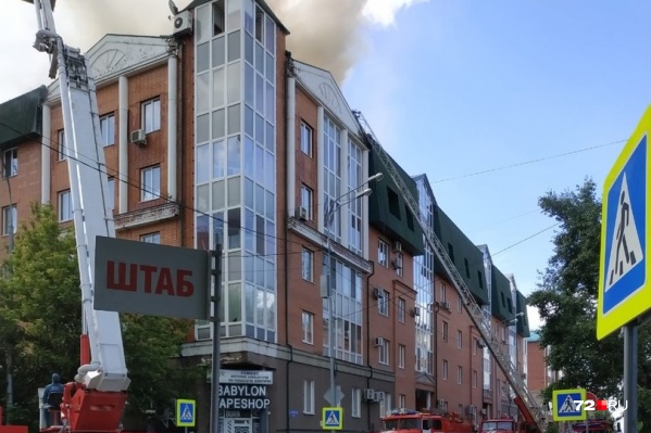 Более 70 пожарных несколько часов боролись с огнём. После за дело взялись дознаватели, которые почти сразу огласили причину возгорания кровли многоквартирника Более 70 пожарных несколько часов боролись с огнём. После за дело взялись дознаватели, которые почти сразу огласили причину возгорания кровли многоквартирника