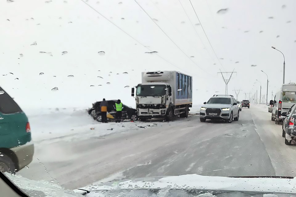 Легковую машину выбросило на встречную полосу Легковую машину выбросило на встречную полосу