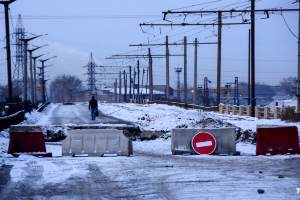Мост на ЧМЗ закрыт с конца прошлого года Мост на ЧМЗ закрыт с конца прошлого года