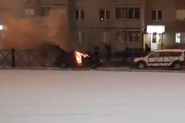 «Все стояли и смотрели»: ярославец потушил чужой автомобиль, загоревшийся на парковке