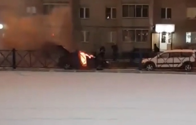 «Все стояли и смотрели»: ярославец потушил чужой автомобиль, загоревшийся на парковке