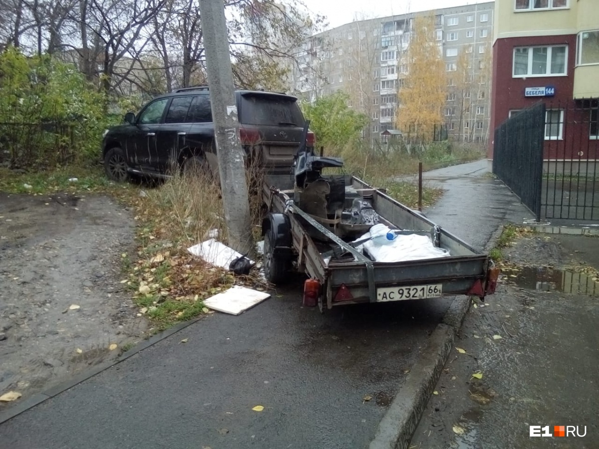 «Я паркуюсь как...»: 10 самых наглых автохамов, попавших в объектив читателей E1.RU в 2018 году
