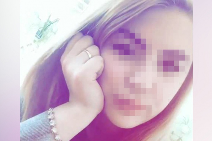 Девочка учится в школе для трудных подростков и давно числится на учёте в инспекции по делам несовершеннолетних Девочка учится в школе для трудных подростков и давно числится на учёте в инспекции по делам несовершеннолетних