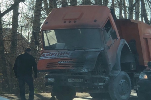 Грузовик тушили проезжавшие мимо водители Грузовик тушили проезжавшие мимо водители