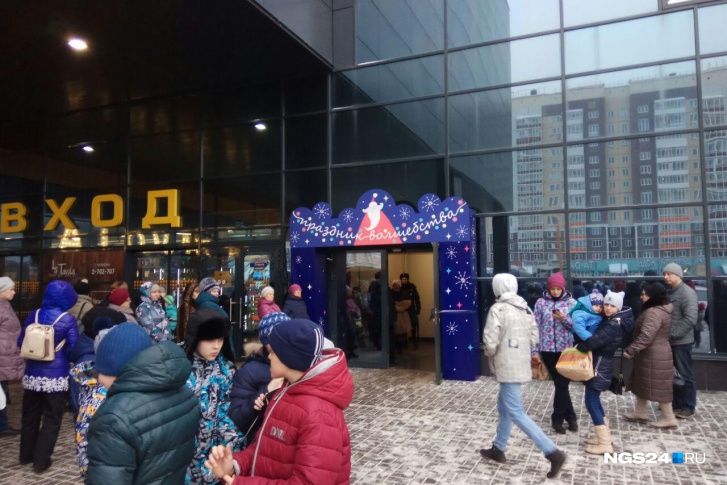 Инцидент произошел на мэрской елке в POKROVSKY Инцидент произошел на мэрской елке в POKROVSKY