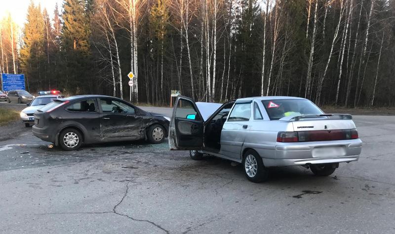 В аварию попали ВАЗ и Ford Focus. ДТП произошло ранним утром В аварию попали ВАЗ и Ford Focus. ДТП произошло ранним утром