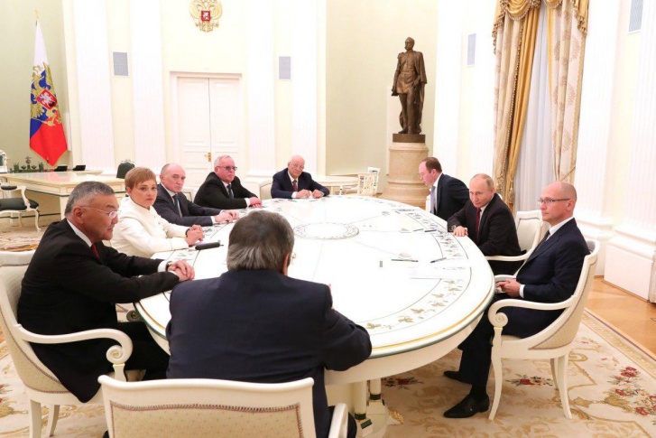 Путин собрал бывших губернаторов за одним столом. Дубровского посадили напротив президента
