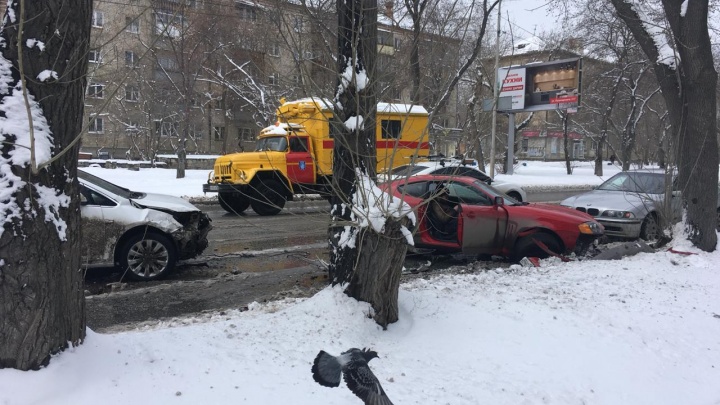 «Это Урал, детка»: как Екатеринбург пережил сильнейший апрельский снегопад и лепил снеговиков