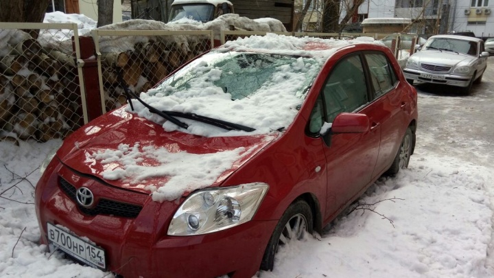 Куча снега с крыши дома разбила машину в тихом центре (обновлено)