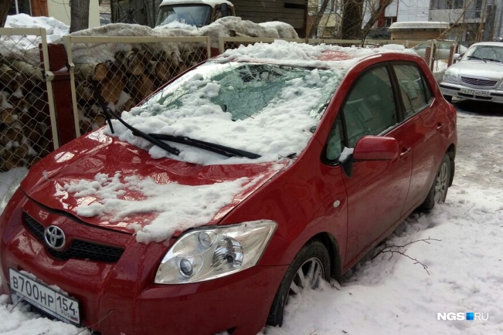 У автомобиля разбито лобовое стекло и помята крыша У автомобиля разбито лобовое стекло и помята крыша