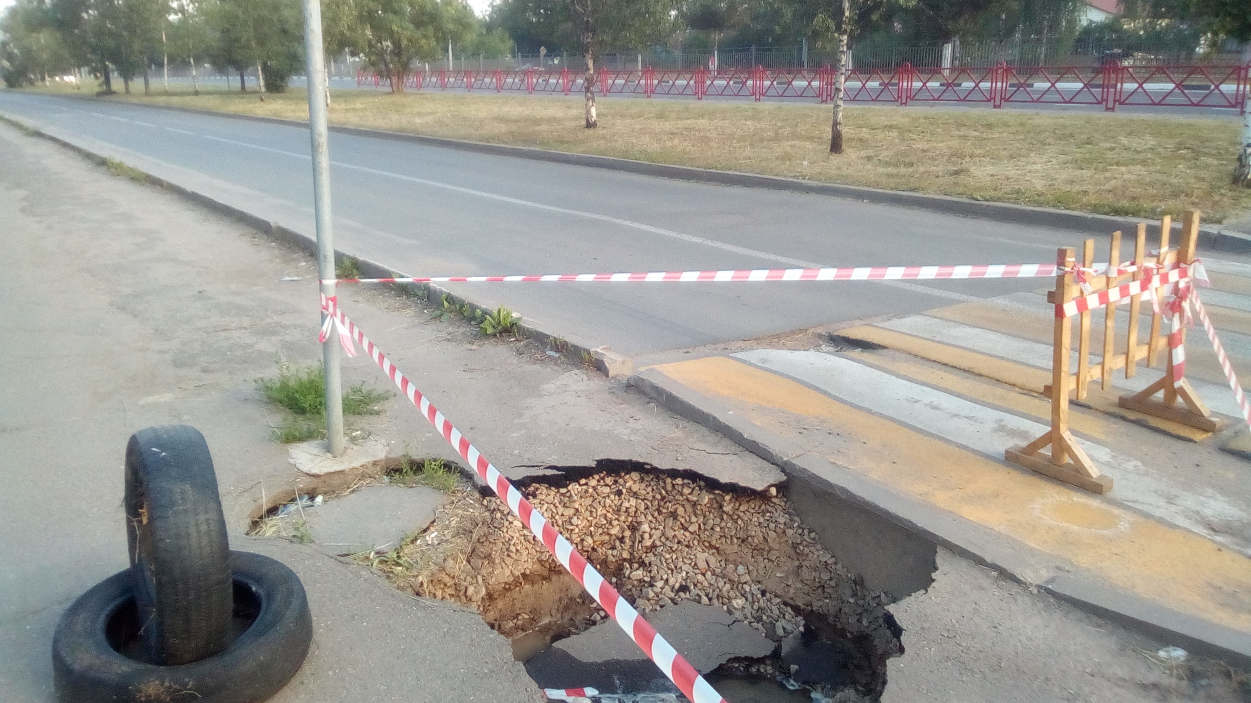 Яма под забором. В Ярославле прорвало трубу. Входная площадка провалилась. Ремонт размытой дороги. Как загородили дорогу лентой.