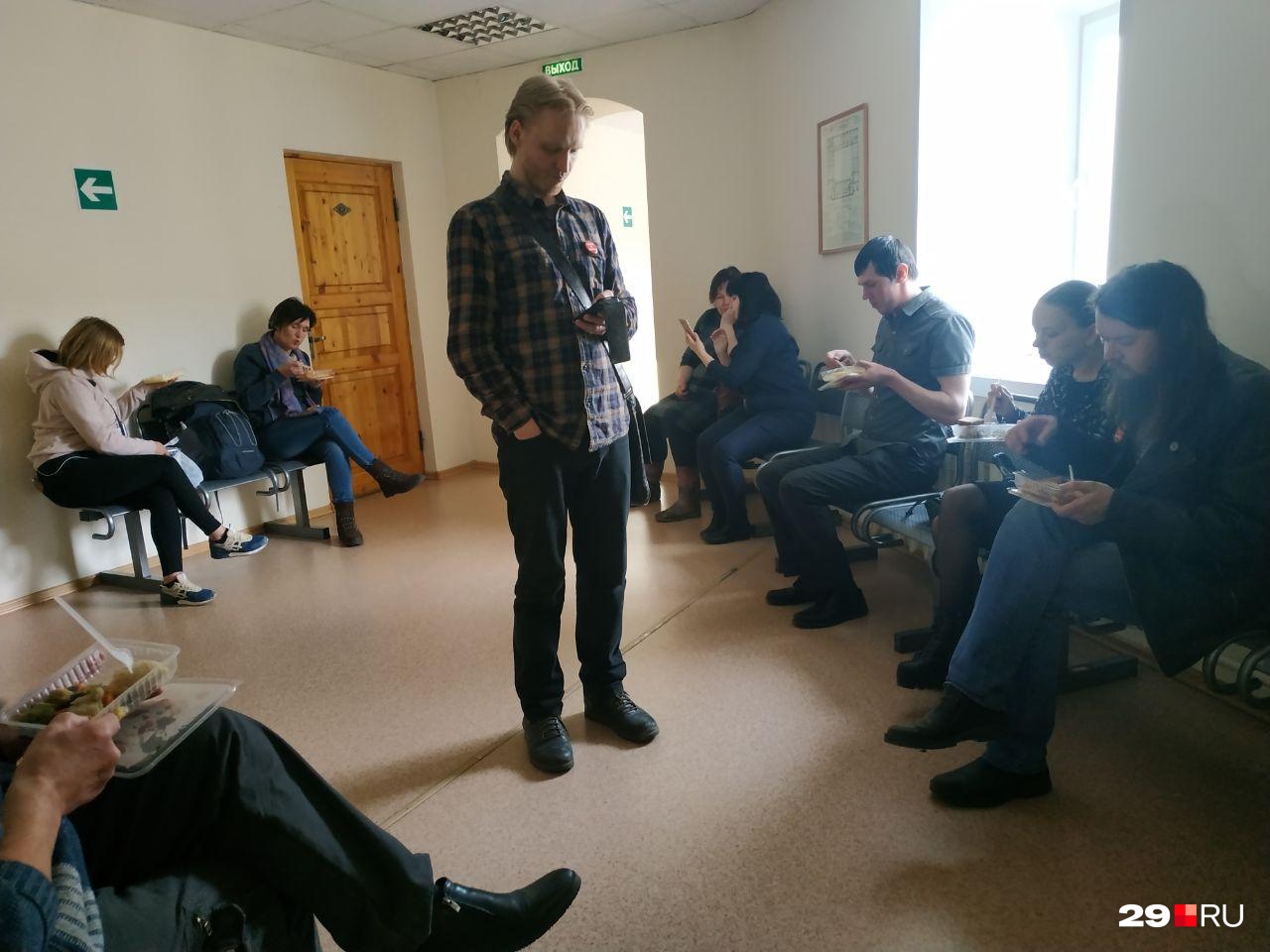 Люди ожидают, когда начнутся заседания Люди ожидают, когда начнутся заседания