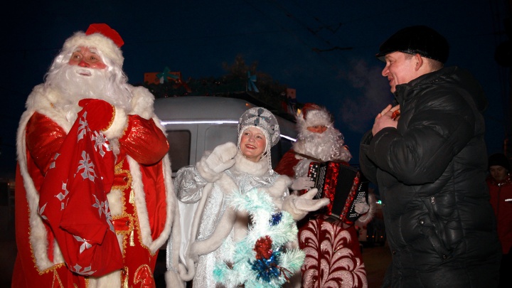 Омичей на остановках весь вечер поздравляли три Деда Мороза и Снегурочка