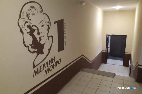 На первом этаже нас встречает Мерилин Монро На первом этаже нас встречает Мерилин Монро
