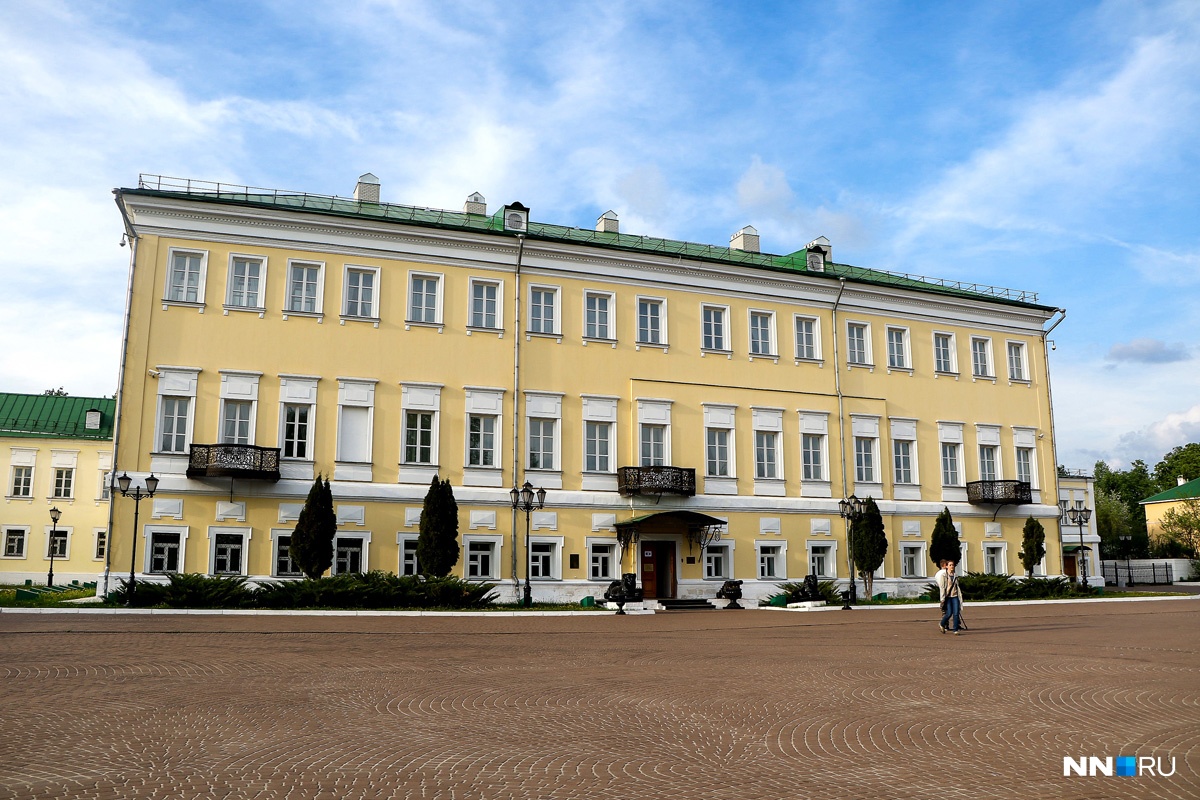 На площади Металлургов, где уложили новые люки, расположен музей Выксы и завода