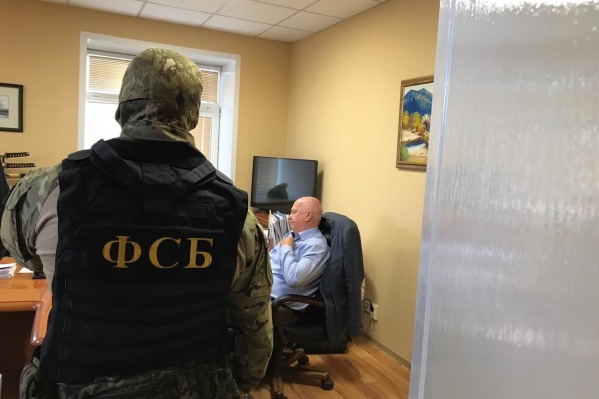 Сотрудники ФСБ ворвались в кабинет директора под конец рабочего дня Сотрудники ФСБ ворвались в кабинет директора под конец рабочего дня