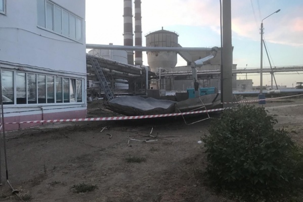 Емкость, в которой находился рабочий в момент взрыва, сильно искорежило Емкость, в которой находился рабочий в момент взрыва, сильно искорежило