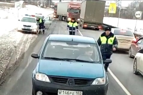 Мужчину удалось вытащить из салона только втроем Мужчину удалось вытащить из салона только втроем